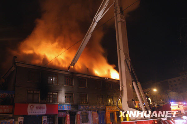哈爾濱繁華地段一老式建筑發生火災