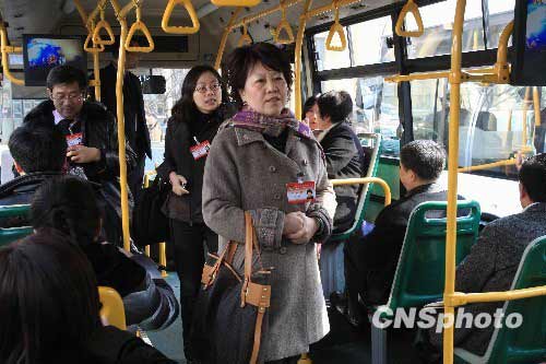 上海政協委員乘公交車開會