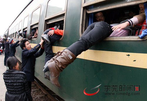 廣鐵回應站長因列車員幫旅客爬窗被免職事件