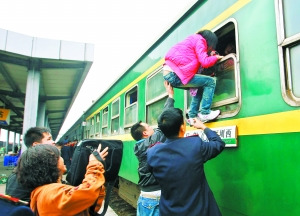 廣鐵回應站長因列車員幫旅客爬窗被免職事件