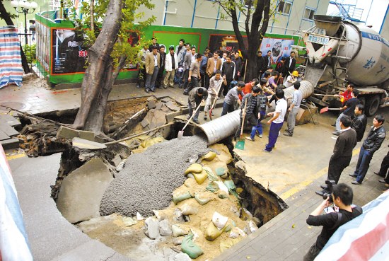 深圳地鐵二號(hào)線疑因野蠻施工塌方(圖)