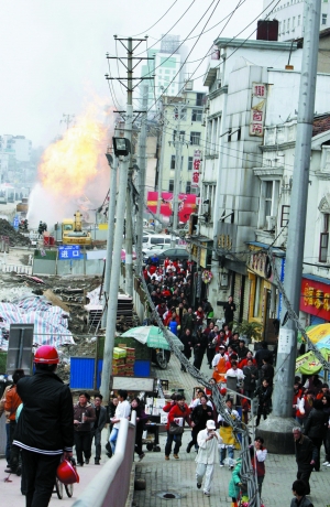 武漢天然氣管道爆炸：火高20多米 萬(wàn)人逃離(圖)