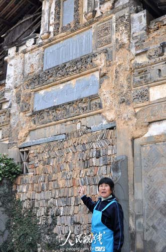 江西德興:清代牌坊成了民宅墻