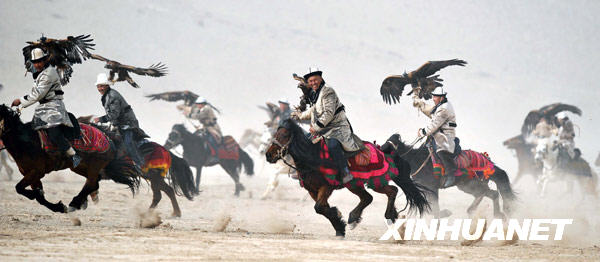 新疆“獵鷹之鄉(xiāng)”上演“空地大戰(zhàn)”