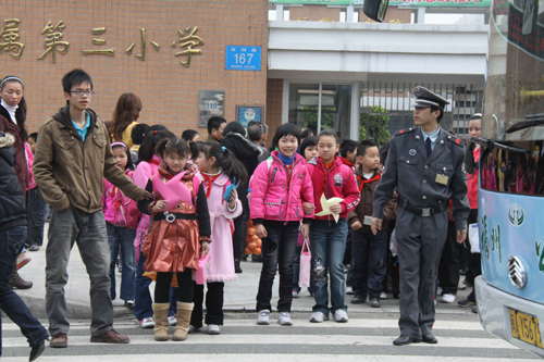 福州小學“最較真的保安”人行道上指揮學生安全行走