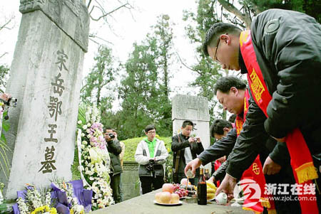 150名小學生岳廟里學歷史 岳飛生日不寂寞
