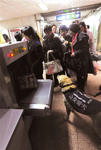 北京地鐵安保全面升級 民警攜犬地鐵巡邏