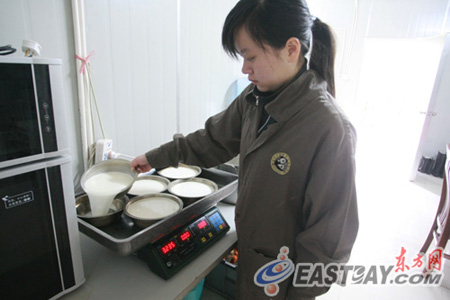 來滬3個月世博熊貓均增肥 30萬游客目睹國寶風(fēng)采