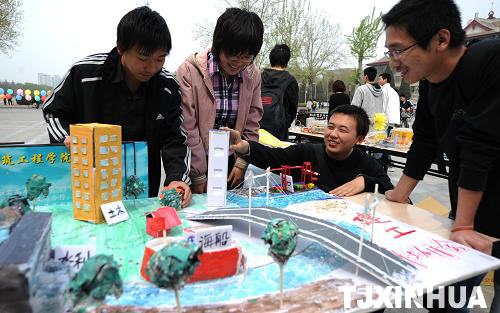 天津：大學(xué)生自辦“校博會”喜迎“世博會”
