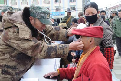 成都軍區(qū)某高炮旅為藏區(qū)群眾義務(wù)巡診