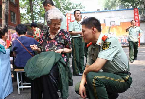 三里屯街道巾幗志愿者送服務進警營活動