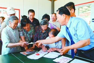 架起黨群“連心橋”——記內(nèi)蒙古檢察官張章寶