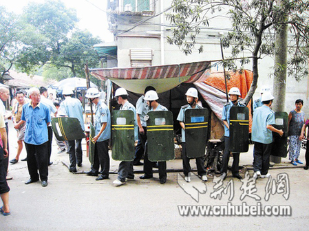 武漢城管“鐵桶陣執(zhí)法” 市民稱太過