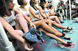 深圳地鐵13美女集體脫褲 稱宣傳低碳環保(圖)