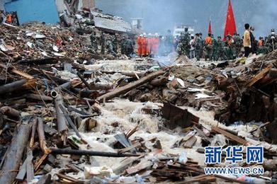 大雨致舟曲災(zāi)區(qū)再發(fā)泥石流 生命線兩舟公路再中斷