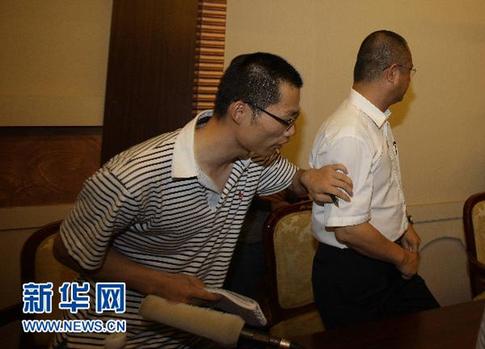 伊春飛機失事新聞通氣會 河南航空高管鞠躬道歉