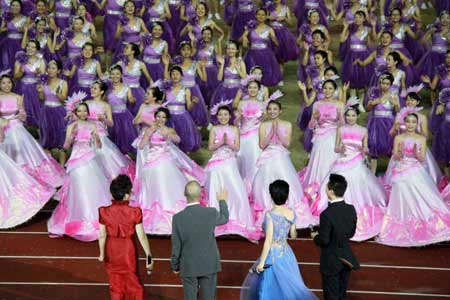陳忠和與特奧運(yùn)動(dòng)員共同點(diǎn)燃第五屆特奧會(huì)圣火盤