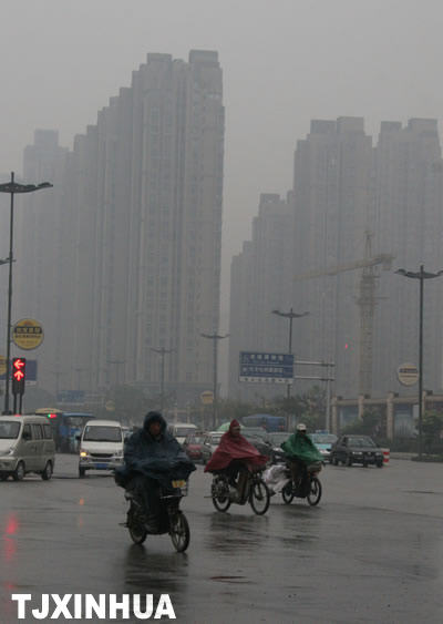天津今日上午下起雨和霧