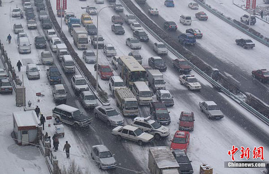 烏魯木齊大雪致交通擁堵
