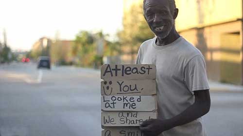 美國“犀利哥”自制翻牌標語走紅網絡 Sign him up! Homeless man uses empty beer boxes in make-shift board that FLIPS between begging messages