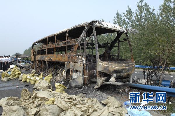 京珠高速起火客車嚴重超員 導致41死6傷(圖)