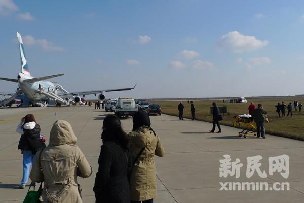 浦東機(jī)場(chǎng)國(guó)泰航班疑似起火 乘客緊急逃生3人傷