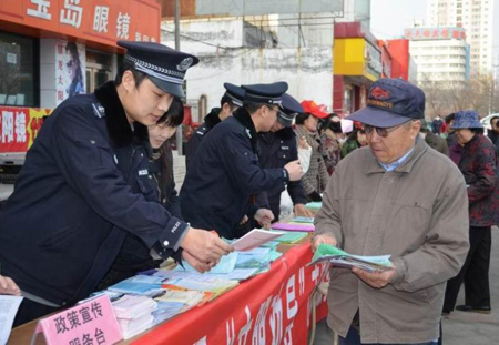 奎屯民警走上街頭開展“四防”宣傳活動。