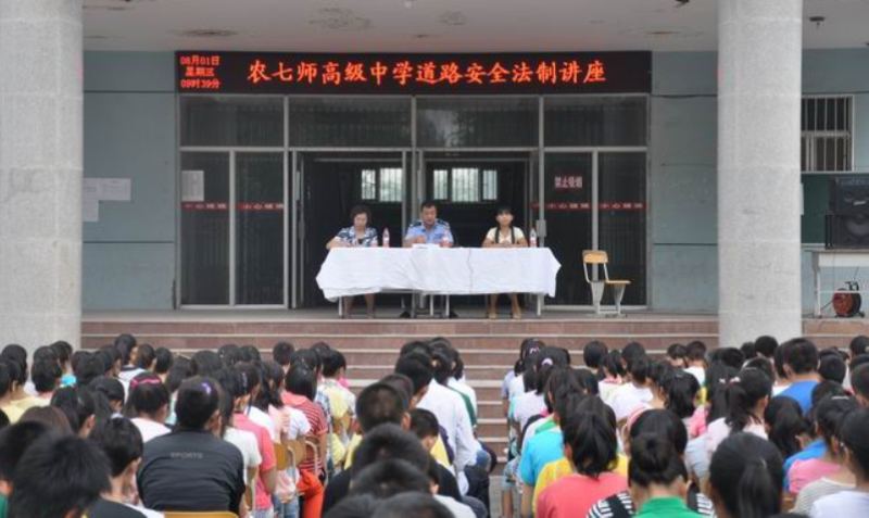 奎屯交警深入學(xué)校進(jìn)行道路交通安全知識(shí)講座