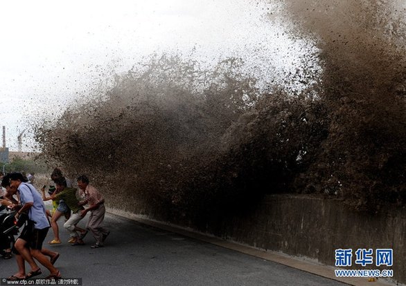 臺(tái)風(fēng)“蘇拉”及滿月天象齊發(fā)力 錢(qián)塘江大潮異常壯觀