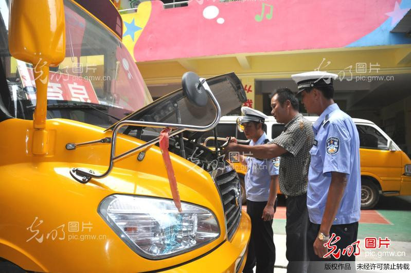 交警對校車進行