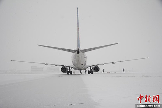 大雪襲烏魯木齊機場 20多個航班延誤