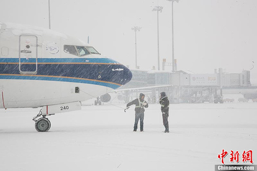 大雪襲烏魯木齊機場 20多個航班延誤