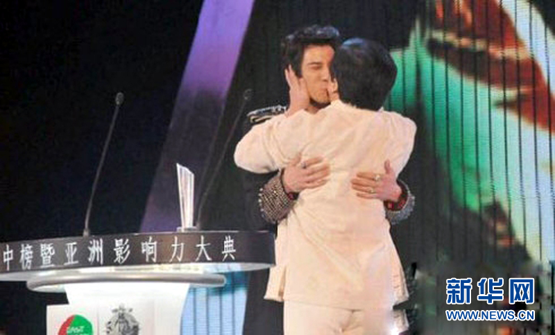 黃曉明“斷背” 初吻余文樂 盤點明星男男激吻照