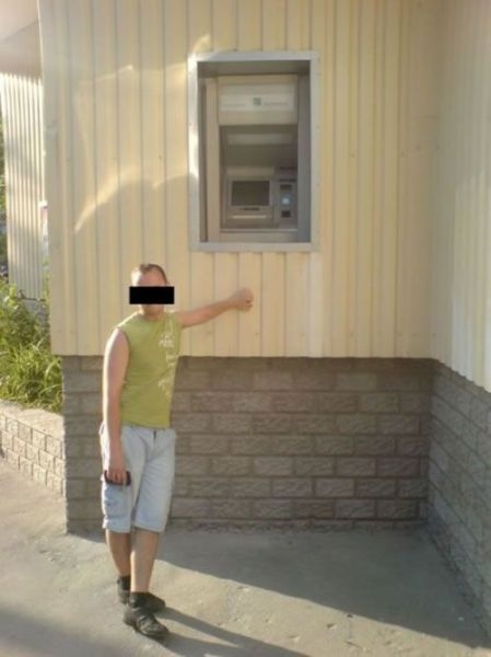 看看ATM機前的囧人囧事