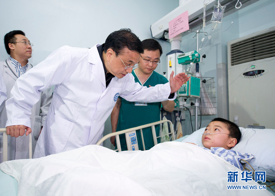 李克強(qiáng)看望蘆山地震危重傷員