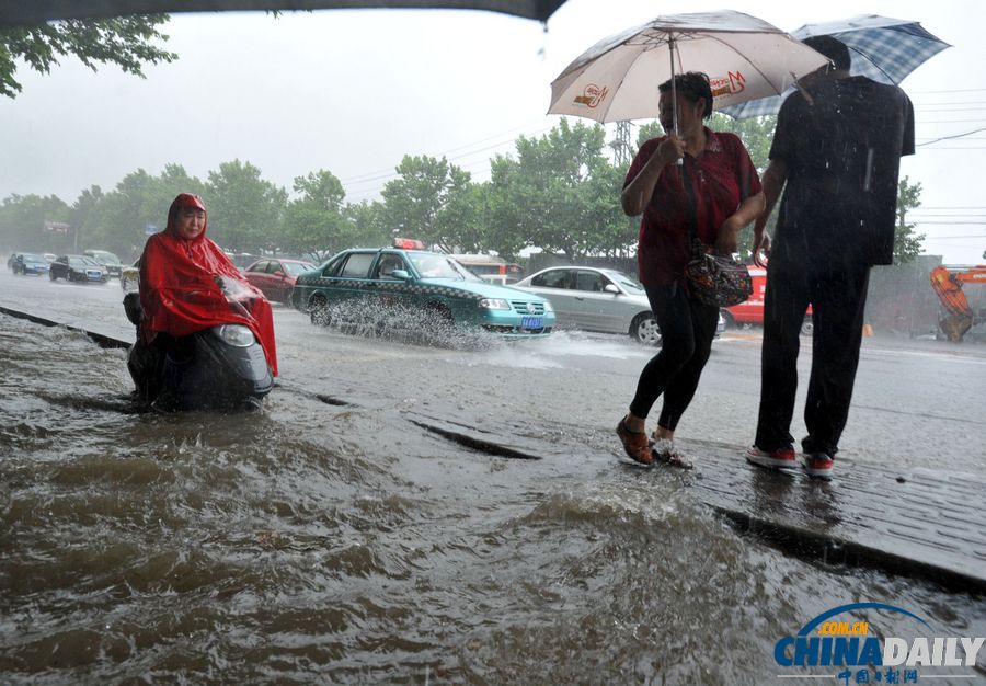 南京發(fā)暴雨橙色預(yù)警信號 市區(qū)多處道路積水
