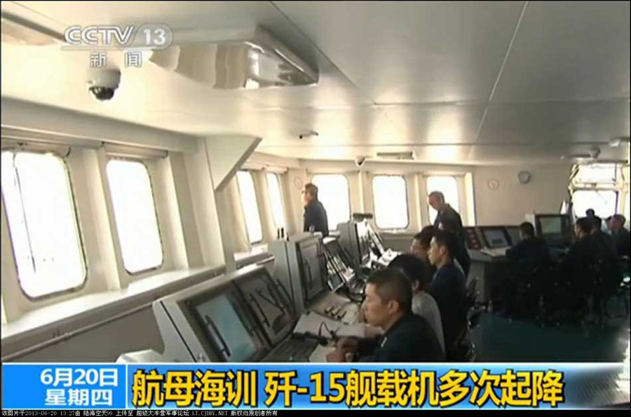 我航母出海試驗訓(xùn)練25天后返港 殲—15完成首次駐艦飛行