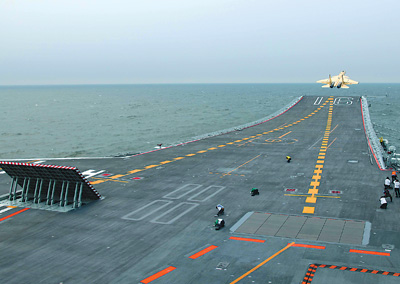 我航母出海試驗訓練25天后返港 殲—15完成首次駐艦飛行