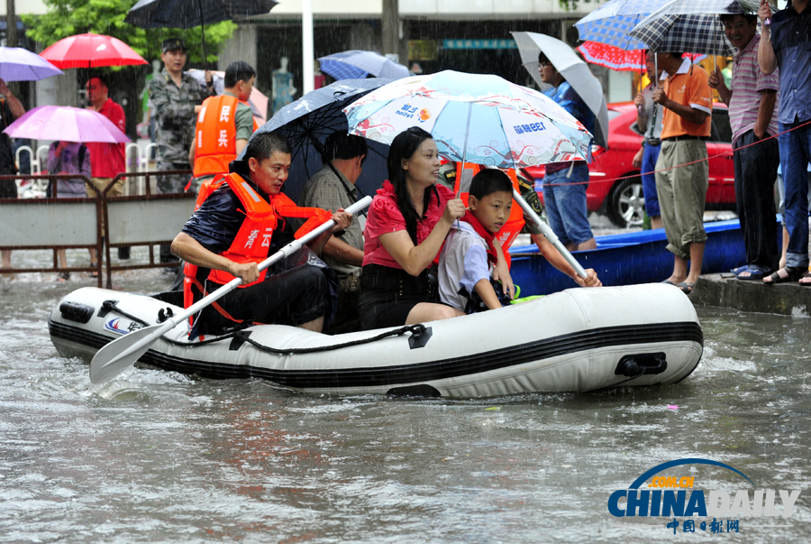 中國日報(bào)聚焦全國各地頻現(xiàn)暴雨