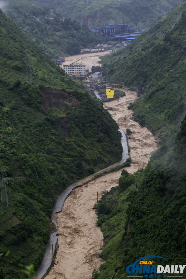 云南昭通大關縣遭遇洪災 交通通信中斷5萬余人受災