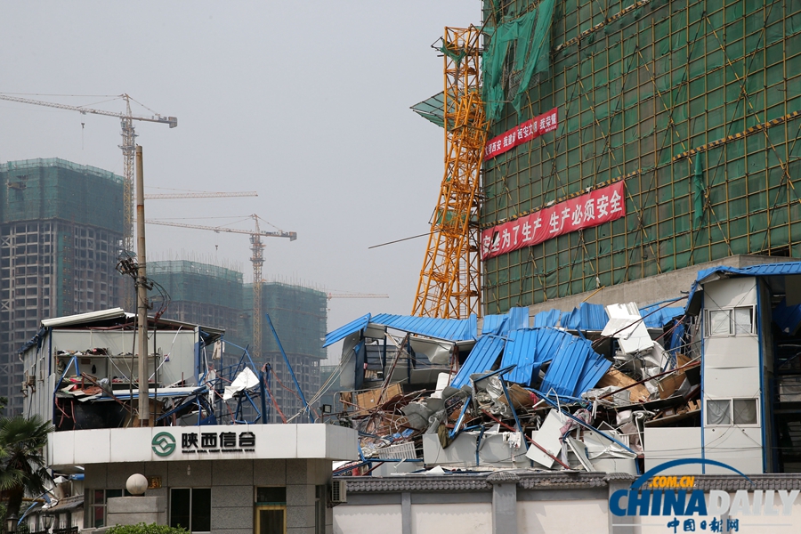 西安：突發(fā)暴風雨天氣 塔吊倒塌砸中板房4人亡