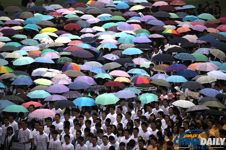 對外經貿舉行2013年新生開學典禮 新生持傘躲雨