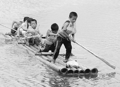廣西回應小學生撐竹排上學 擬租借民房作教學點 圖