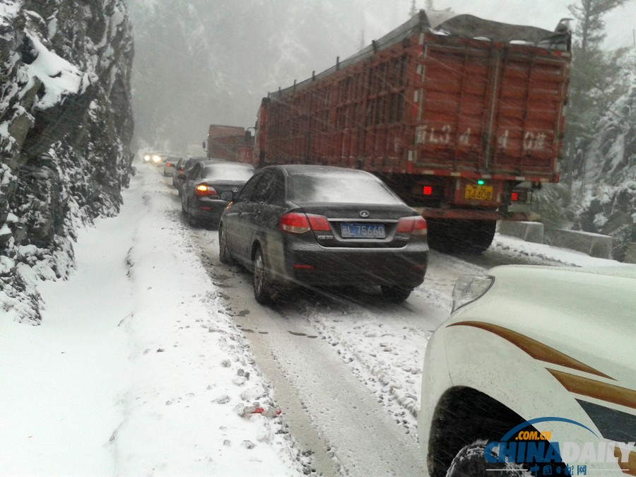 新疆哈密迎來(lái)降雪天氣 山區(qū)路段車輛擁堵滯留