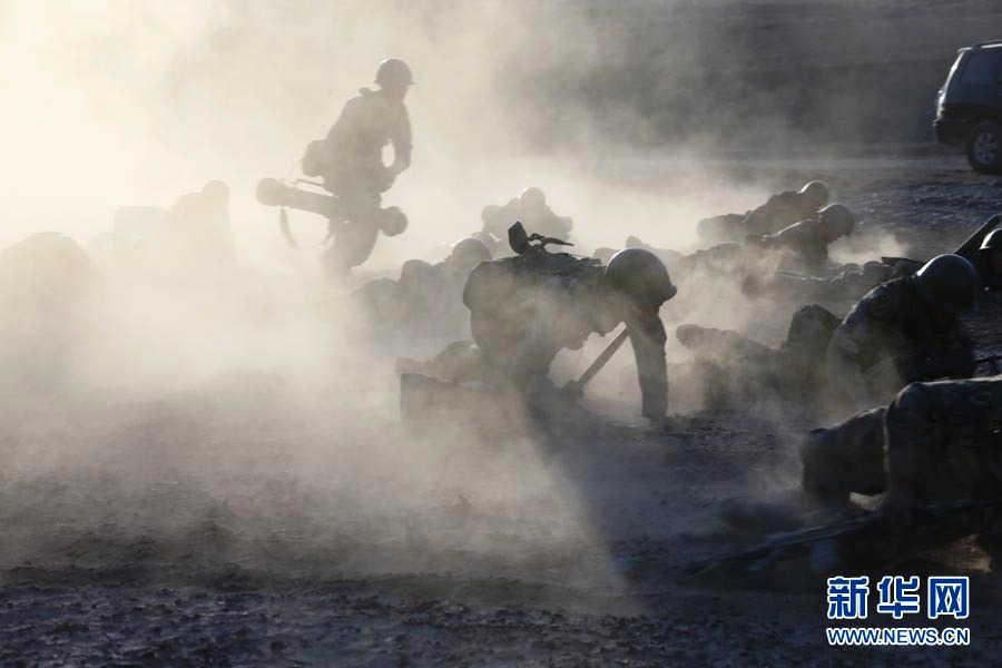 直擊解放軍萬人千車陸空協(xié)同高原大對抗
