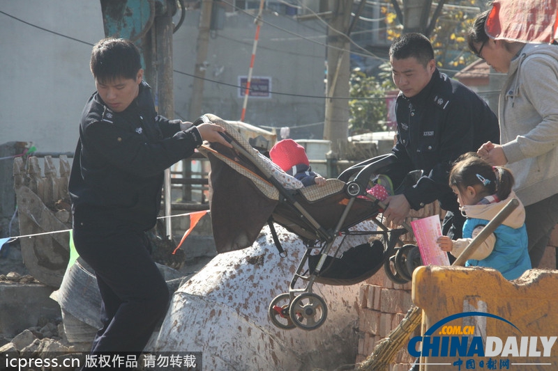 濟南地下管道爆炸掀翻路面 3人受傷