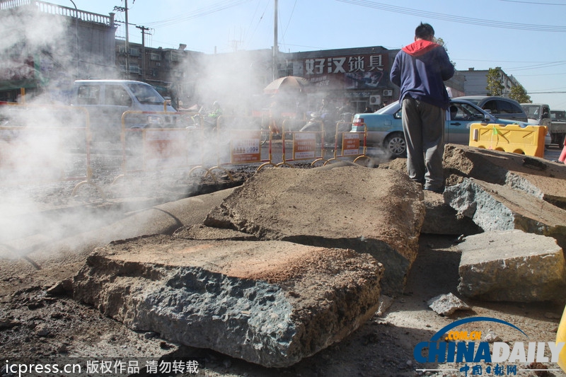 濟南地下管道爆炸掀翻路面 3人受傷