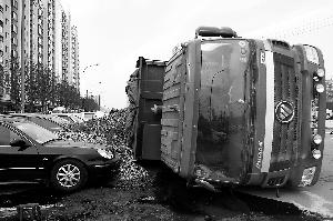 北京一路面塌陷卡車側翻 一卡車石子埋住四小車