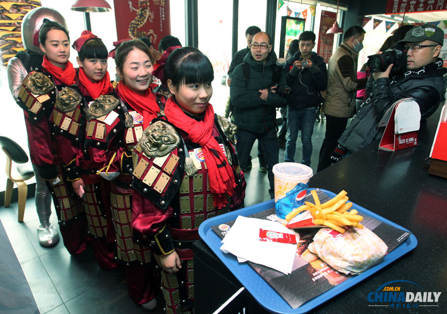 “秦兵俑”攜手“外星人”闖進餐廳當服務員