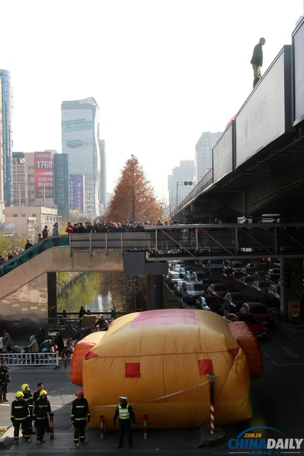 杭州鬧市區(qū)男子手持尖刀跳高架橋 消警聯(lián)手營救